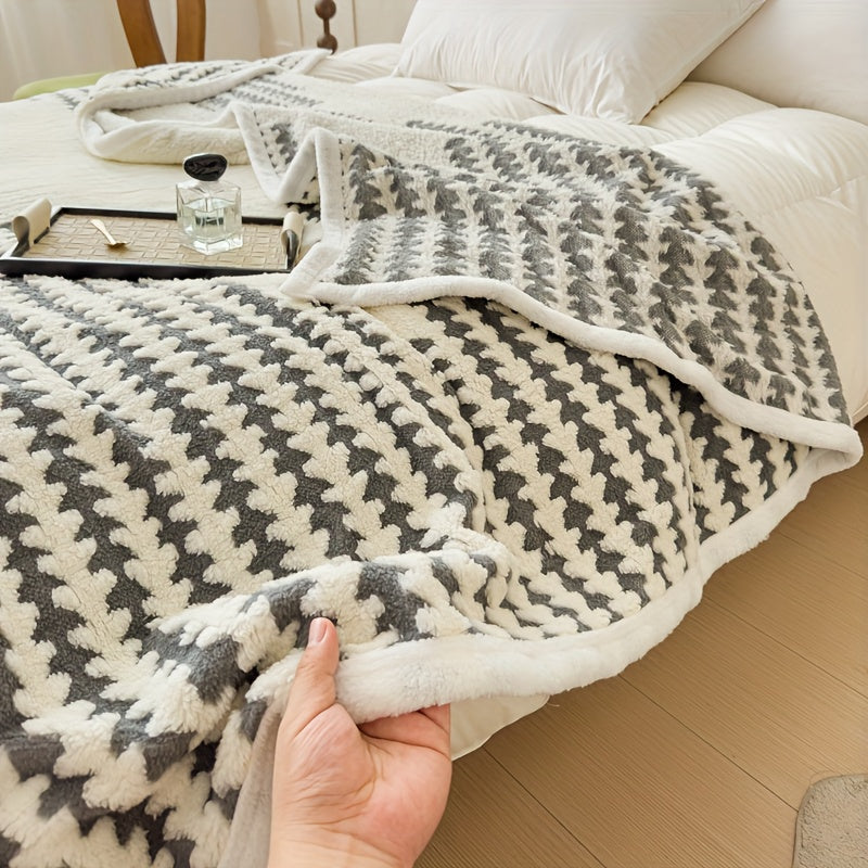 All-Season Thickened Taffeta Fleece Blanket - Soft Geometric Pattern, Lightweight & Durable for Office Naps