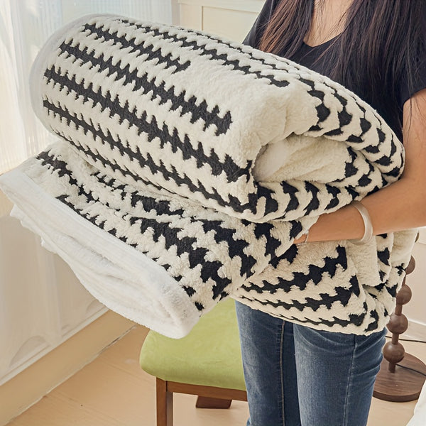 All-Season Thickened Taffeta Fleece Blanket - Soft Geometric Pattern, Lightweight & Durable for Office Naps